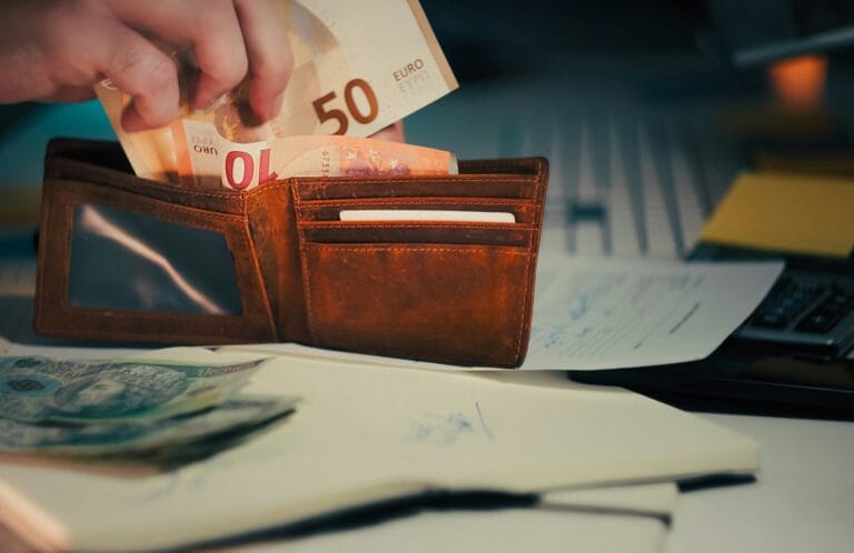 Τα μετρητά αντιστέκονται: Ο ψυχολογικός λόγος που πολλοί τα προτιμούν από τις κάρτες