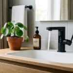 Έξυπνη μαύρη βρύση με οθόνη που δείχνει 1.2 GPM και 38°C σε μοντέρνο νιπ…