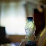 Τι πραγματικά πίνουμε από τα πλαστικά μπουκάλια: Οι αόρατοι κίνδυνοι για την υγεία