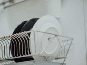 Πλυντήριο πιάτων: Τι πρέπει να κάνετε αμέσως αν τα πιάτα δεν βγαίνουν καθαρά