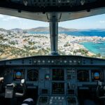 Αεροπλάνο πετάει πάνω από γειτονιά