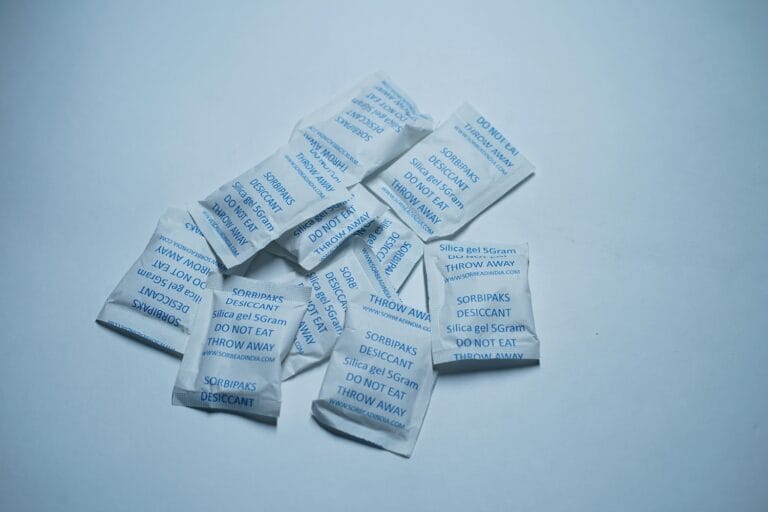 Πετάς τα silica gel; 10 καθημερινά προβλήματα που λύνουν στο πι και φι
