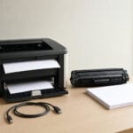 Άνθρωπος που ελέγχει έναν εκτυπωτή για προβλήματα.