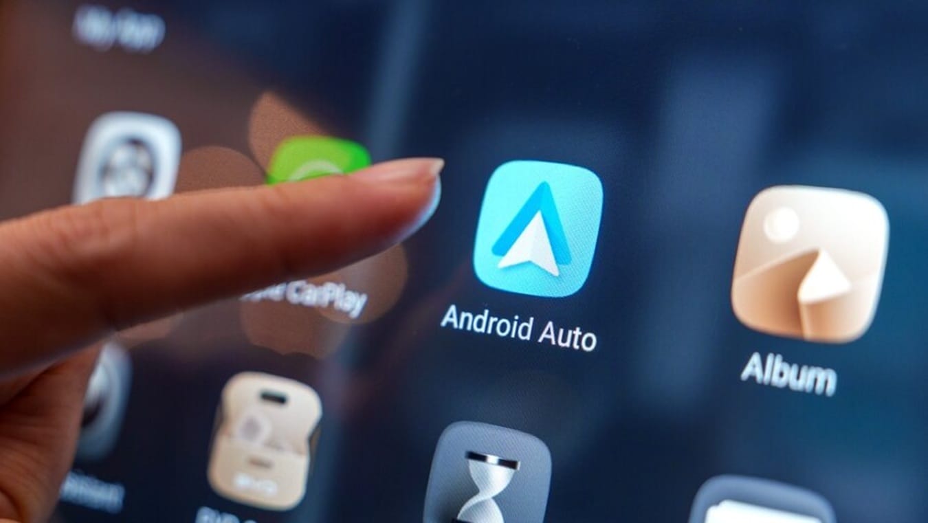 Android Auto 17.8: Η νέα ενημέρωση προετοιμάζει την άφιξη του Magic Cue και τεχνητής νοημοσύνης στα αυτοκίνητα
