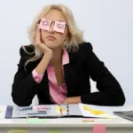 Πώς να αντιμετωπίσετε τη μεσημεριανή εξάντληση χωρίς επιπλέον καφέ