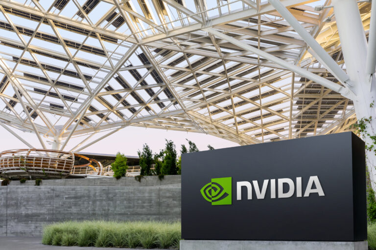 Πτώση στη μετοχή της Nvidia μετά την αναθεώρηση των εσόδων της OpenAI στα 50 δισεκατομμύρια δολάρια