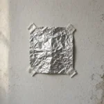 Οι αρχιτέκτονες προτείνουν να κολλήσετε ένα κομμάτι αλουμινόχαρτο στον τοίχο – Τι θα αποκαλύψει σε 48 ώρες