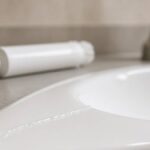 Μούχλα στη σιλικόνη του μπάνιου: πώς την καθαρίζετε ώστε να μην επιστρέψει αμέσως
